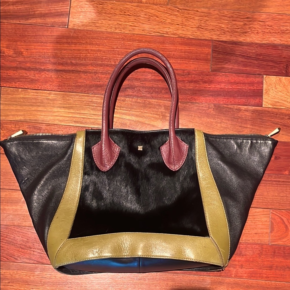 Pour le victoire Chic Black and Olive Tote Bag with Burgundy Handles